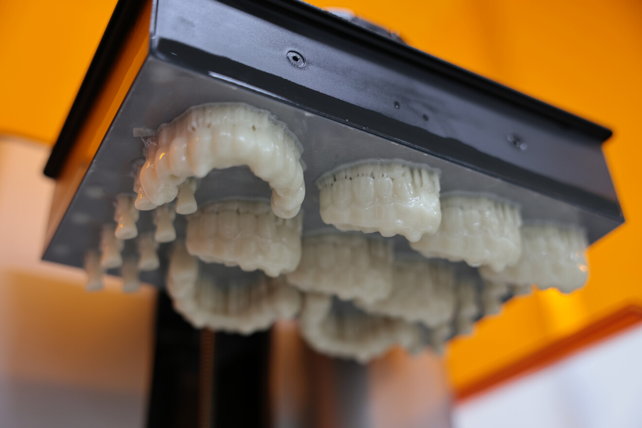 Fig. 5a: Implant-supported provisional restorations 3D-printed from Tera Harz C & B R-191. Restorations on the build platform after printing.
