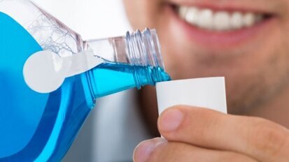 Specifieke mondspoelmiddelen effectief tegen eerdere coronamutatie