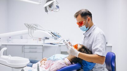 Skutki pandemii COVID-19 wciąż widać także po zębach