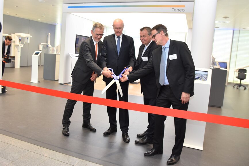 From left to right: Dominique Legros (Senior Vice President of Technology Equipment and Healthcare), Michael Geil (Vice President of Treatment Centers), Rolf Richter (Governing Mayor of Bensheim) and Michael Glemser (Director of the Dentsply Sirona Academy) (Photograph: Oemus Media AG)