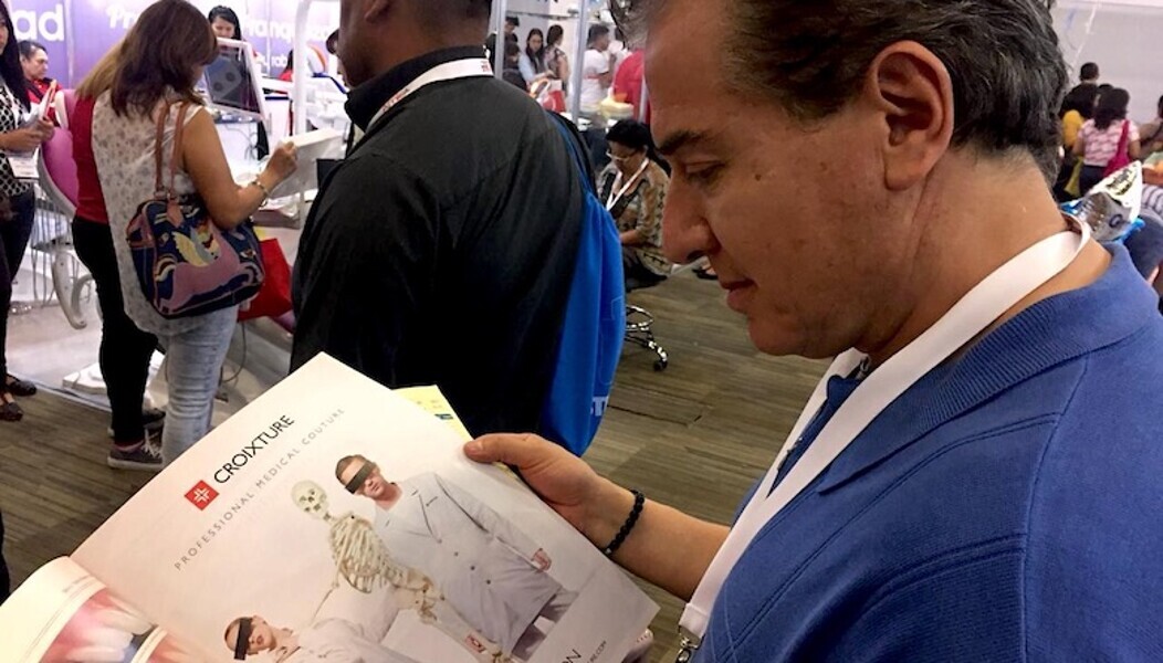 Odontólogos, técnicos dentales, estudiantes y personas de todas las edades recibieron ejemplares de Dental Tribune y de AMIC Today, el periódico de ferias de la editorial. Incluso niños y hasta un osito de peluche, como se aprecia en las fotos, se divirtieron y aprendieron leyendo la publicación más leída en América Latina. (Fotos: Michelle Arias)