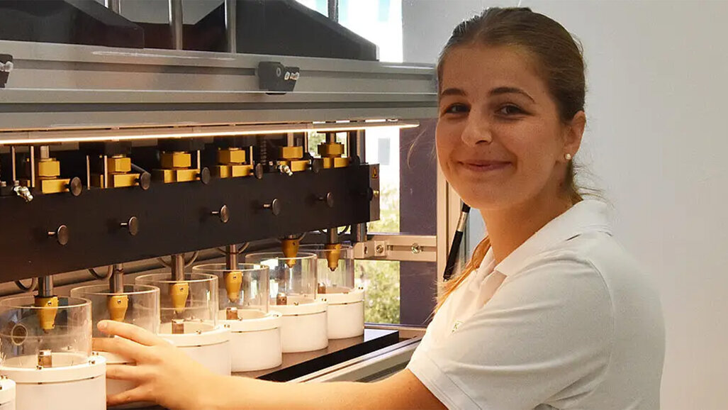 Zahnmedizinstudentin Laurissa Skorianz von der WKO ausgezeichnet