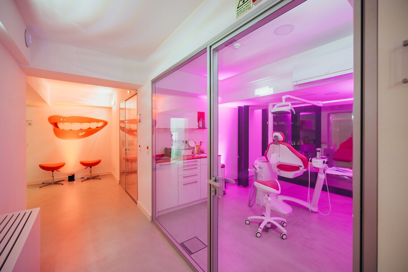 Sechs neue Räume sind ausgestattet mit modernen, rosafarbenen GBT-Lounges. 
