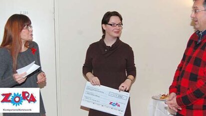ZoRA: Scheckübergabe an Katja Ebstein Stiftung