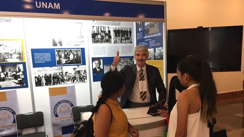 El Dr. Enrique Edwards, Director del Departamento Audiovisual de la FO de la UNAM, celebró su 20 Expo AMIC Dental en el stand de la universidad.