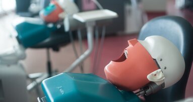 Simulated phantom heads might not yet be an improvement to dental instruction