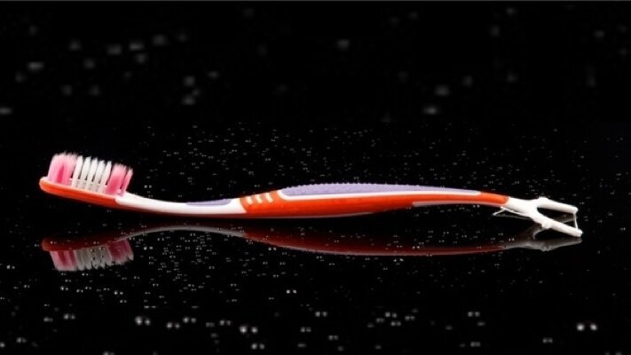 US company launches innovative toothbrush–flossing aid