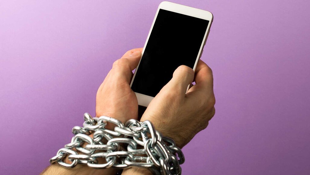 Suchtartige Smartphonenutzung reduziert Lebenszufriedenheit