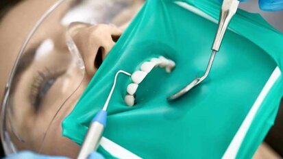 Studie vergleicht Wirksamkeit von Kofferdam und Watterolle