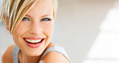 Al primo impatto è il sorriso che colpisce di più