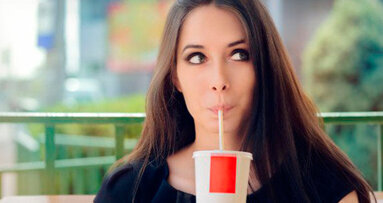 Bere tra i pasti può accentuare l’erosione dei denti