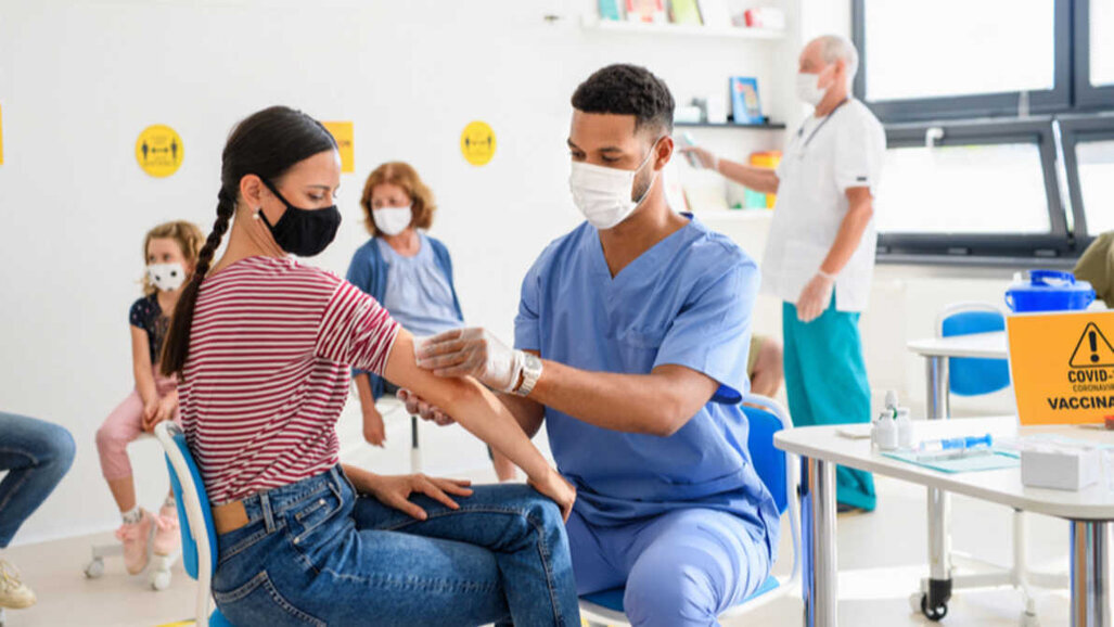 Dentista enfrentando acusação de exercer pressão sobre os funcionários para obter a vacina COVID-19
