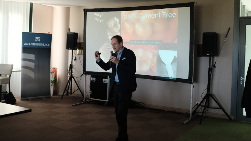 Sandro Venanzoni, Chief Technology Officer bei TRI Dental Implants, erklärt das matrix-System – das erste und einzige Implantat, das für vollständig digitale ein- und mehrgliedrige Restaurationen ohne Verwendung eines Abutments zugelassen wurde. © Jeremy Booth, Dental Tribune International