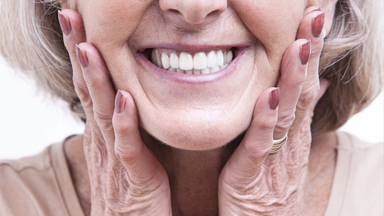 Diretrizes de prótese dentária recém-lançadas esclarecem a manutenção e a limpeza corretas