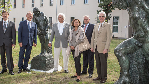 Zwei Skulpturen beim Sommerfest der Universitätszahnklinik enthüllt