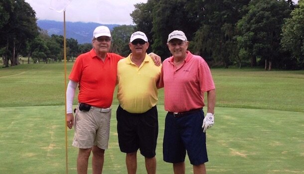 Con amigos en el campo de golf.