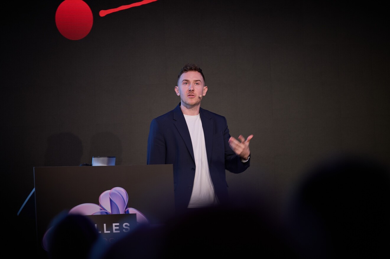 Tristan Horx bei seinem Vortrag „Zukunft neu gedacht“.
