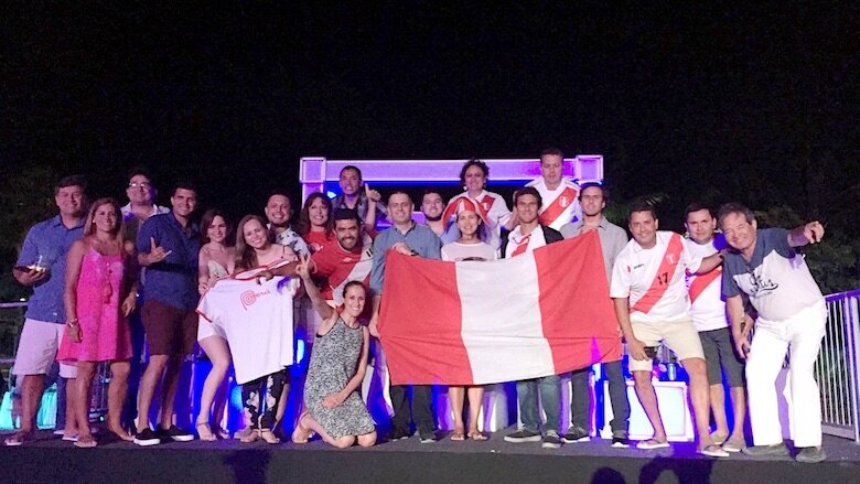 Un grupo de prominentes odontólogos peruanos en la Conferencia Global, que tuvo una gran asistencia latinoamericana.
