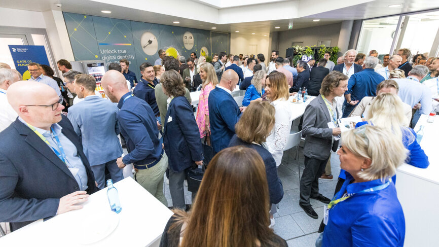 Représentants de la presse mondiale lors du lancement de Primescan 2 à Bensheim. (Photo : Dentsply Sirona)