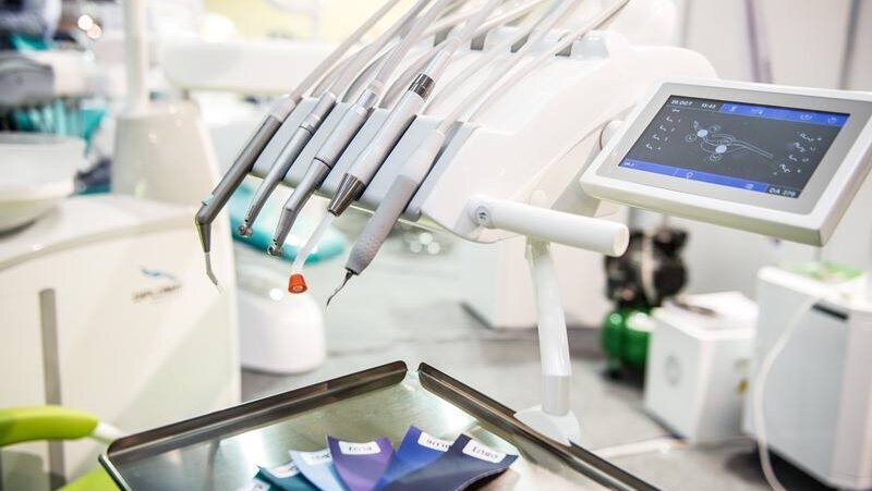 Tehnologie dentară de top și companii expozante de renume la DENTA II.
