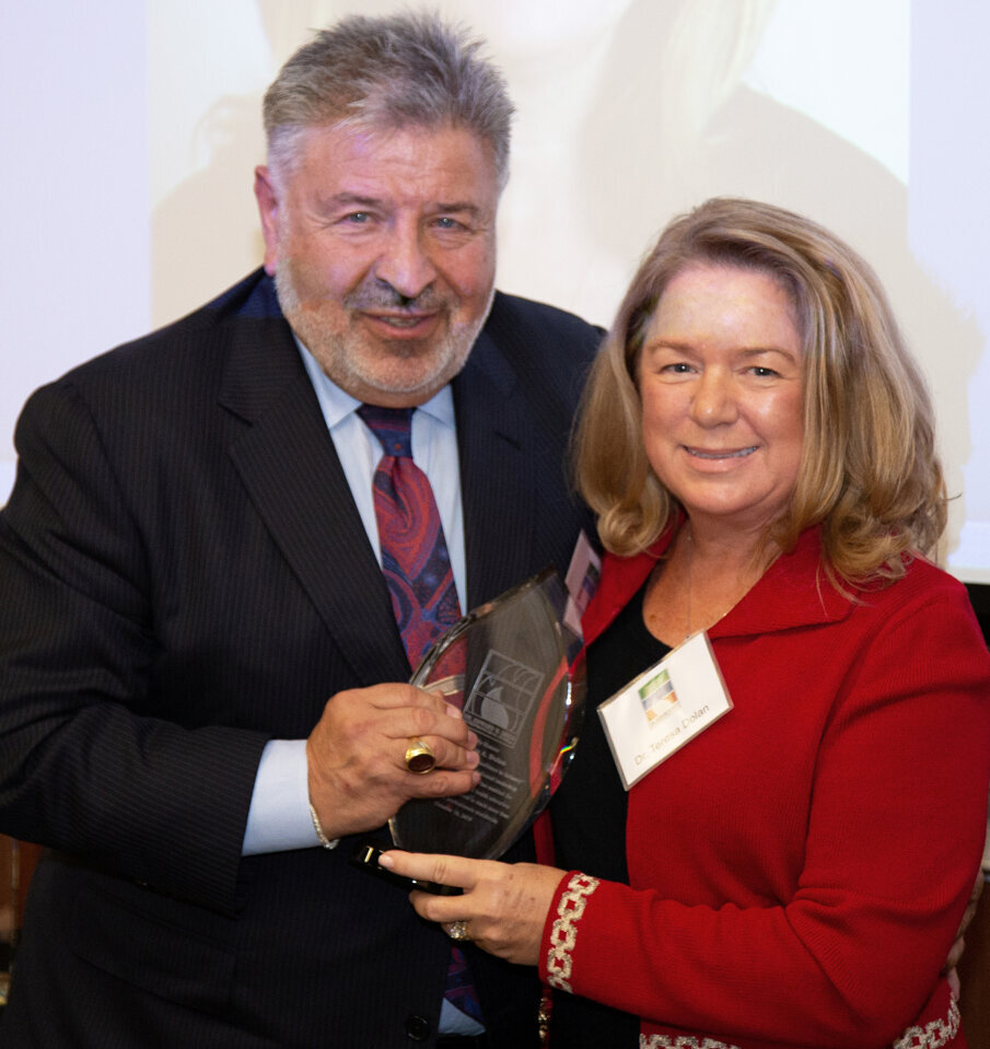 Dentsply Sirona VP and Chief Clinical Officer Dr. Terri Dolan receives the Dr. Edward B. Shills Innovator Award for Excellence in Industry