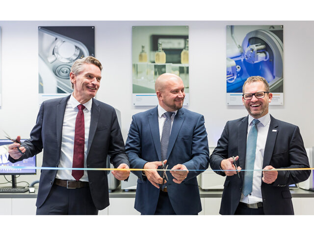 Následovalo symbolické přestřižení pásky v barvách Dentsply Sirona hlavními zástupci společnosti – zleva: Markus Boehringer – Senior vice prezident EMEA RCO, MUDr. Martin Vambera – Prezident a generální manažer Dentsply Sirona pro střední a východní Evropu, Ing. Ondřej Topinka – Obchodní ředitel pro ČR, Slovensko a Maďarsko
