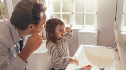 Elterliches Lob begünstigt Zahnputzdauer der Kinder