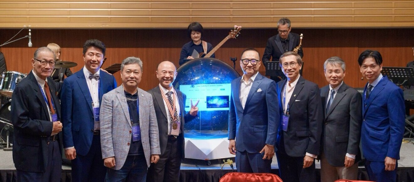  Dr Edward Hu with the officially launched website.