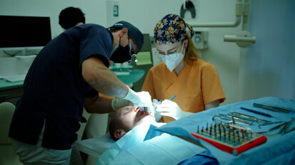 Patient receives dental implant under self-hypnosis: “It was easy to turn off the pain”