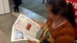 Odontólogos, técnicos dentales, estudiantes y personas de todas las edades recibieron ejemplares de Dental Tribune y de AMIC Today, el periódico de ferias de la editorial. Incluso niños y hasta un osito de peluche, como se aprecia en las fotos, se divirtieron y aprendieron leyendo la publicación más leída en América Latina. (Fotos: Michelle Arias)