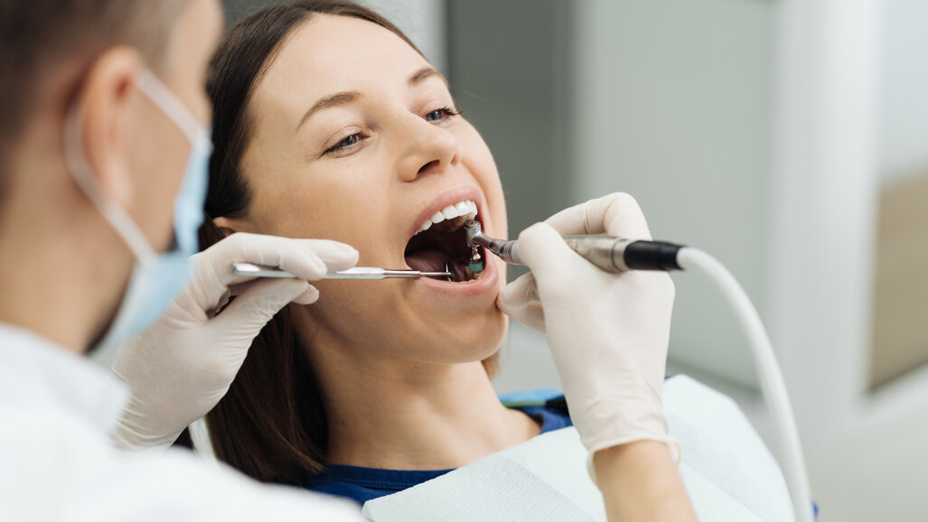 Sinh viên ngành vệ sinh răng miệng tại Mỹ đối mặt với rào cản tài chính khi mức trần cho vay bị siết chặt.