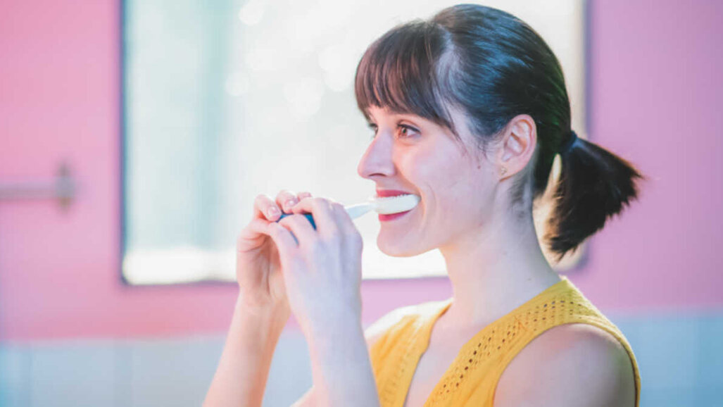 Apresentando a Y-Brush, a escova de dentes elétrica com limpeza automática de 10 segundos