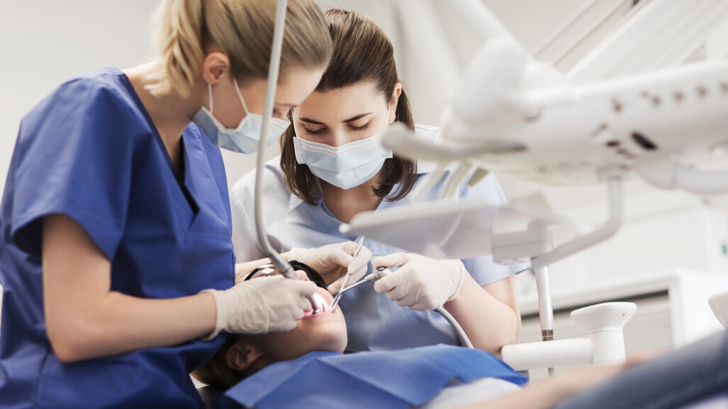 Nghiên cứu cho thấy những khoảng cách lớn trong hiểu biết của công chúng về đội ngũ nha khoa và khả năng tiếp cận dịch vụ chăm sóc khẩn cấp