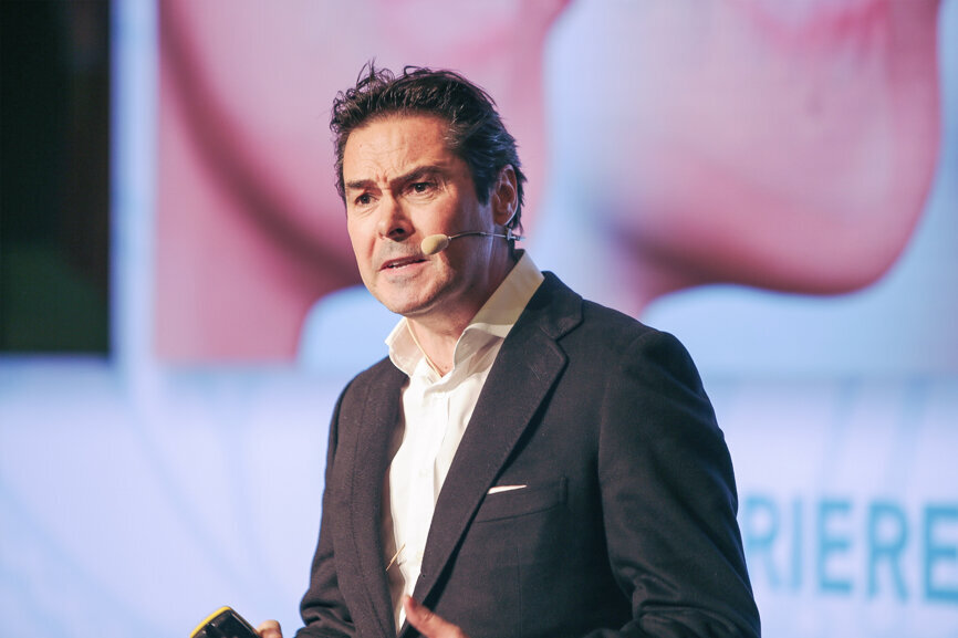Dr Luis Carrière is an experienced lecturer and regularly speaks at congresses. 