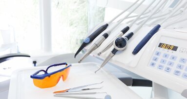 Terapia parodontale non chirurgica: efficacia degli strumenti manuali, ultrasonici e delle terapie aggiuntive