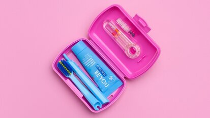 Curaprox regala un sorriso smagliante anche nei trattamenti ortodontici, grazie a soluzioni innovative per la cura dell’apparecchio