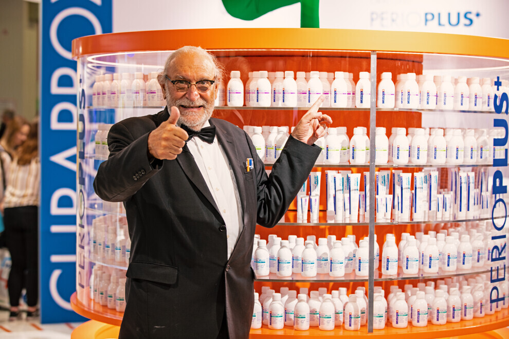 Ueli Breitschmid am Curaden-Messestand während der Internationalen Dental-Schau 2019. (Bild: Dental Tribune International)