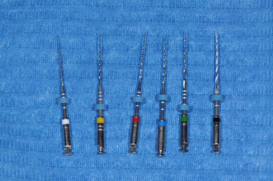Fig. 2 - Sequenza degli strumenti meccanici usati per la preparazione canalare: Tecnica simultanea.