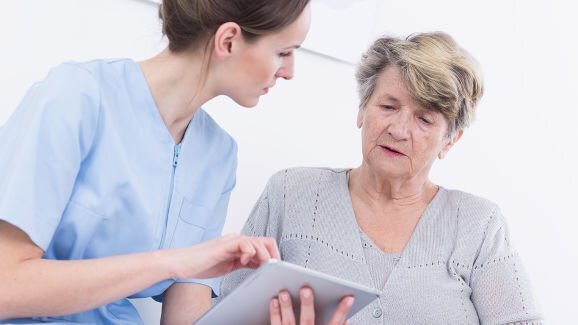 Abordagem individualizada é necessária para melhorar a saúde oral de pacientes de home care