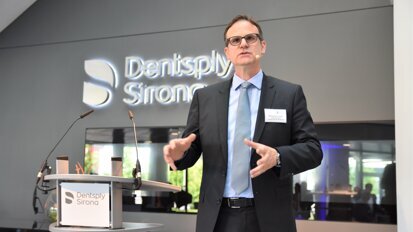 Michael Glemser (Director of the Dentsply Sirona Academy) welcomes guests to the reopening of the Dentsply Sirona Academy