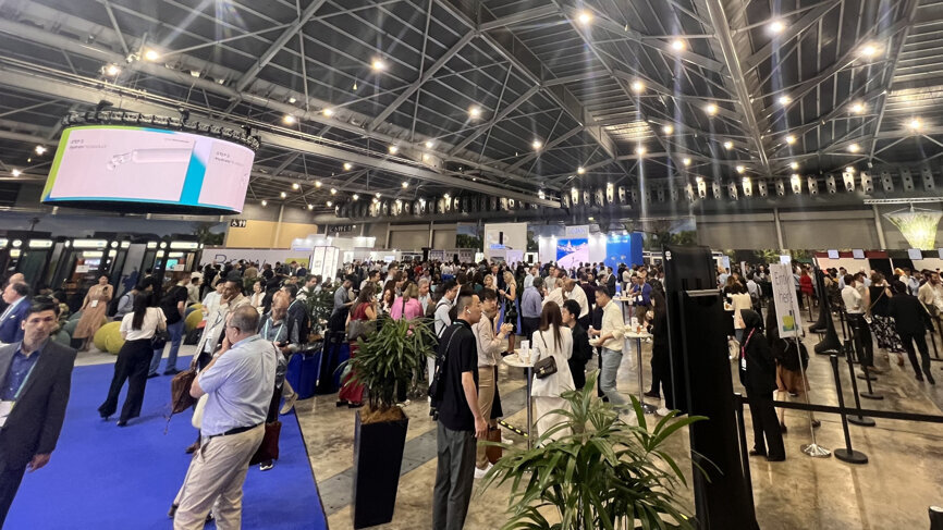 
Attendees can learn about the latest in dental implantology at the accompanying industry exhibition. 
