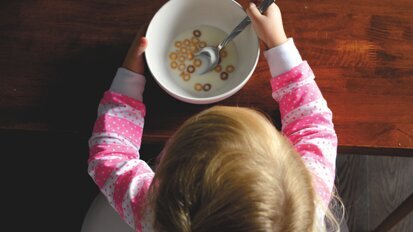 La nourriture pour bébé contient trop de sucres, selon l'OMS