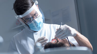 Nha khoa học cách sống chung với COVID-19 khi tỷ lệ mắc bệnh và thu nhập chia đôi