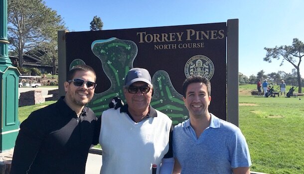 Practicando golf, el deporte favorito del Dr. Lorenzana, y en el campo de 36 hoyos en San Diego, California.