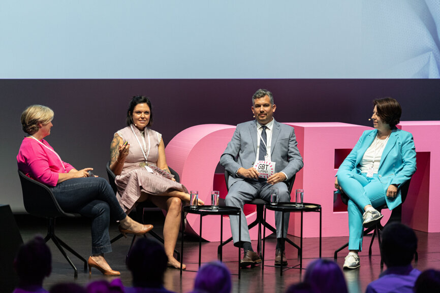 Von links: Modertorin Prof. Dr. Bettina Dannewitz befragt Dr. Petra Volz, Dr. Arndt Höhne und Dr. Nina Zeitler verraten, wie sie ihre Patientinnen und Patienten für Prophylaxe mit der Guided Biofilm Therapy gewinnen.