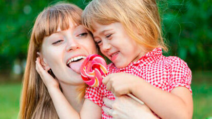 I batteri della bocca della madre mettono a rischio la salute dei bambini