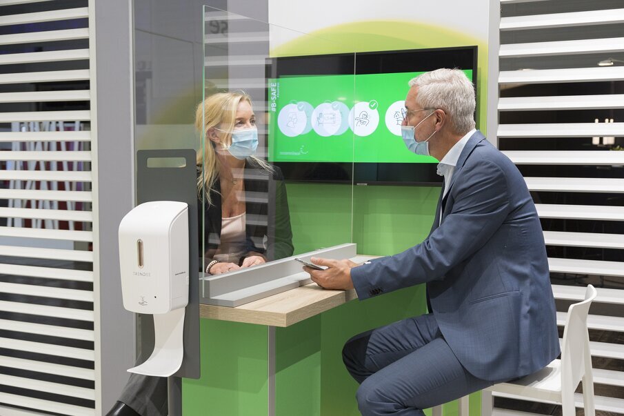 Hand disinfection and plexiglass panes in the meeting areas. (Image: IDS Cologne)