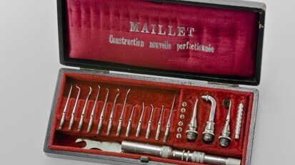 Ausstellung zu 300 Jahre Zahnheilkunde