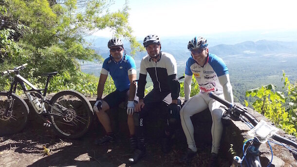 Graham Goshinmon, Christian Bruns y Rodolfo Chinchilla con sus bicicletas todo terreno.