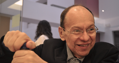 El Dr. Henostroza alaba la labor de la Sociedad Peruana de Prótesis Dental